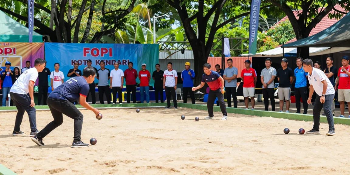 Aktivitas olahraga petanque oleh FOPI Kota Kendari di lapangan, menunjukkan semangat persaingan dan kebersamaan.