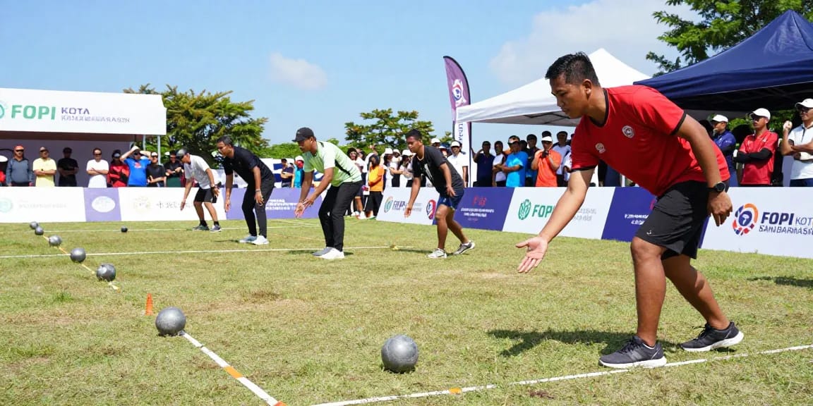 Turnamen petanque di fopikotabanjarma.org, atlet bersaing di lapangan hijau dengan semangat.