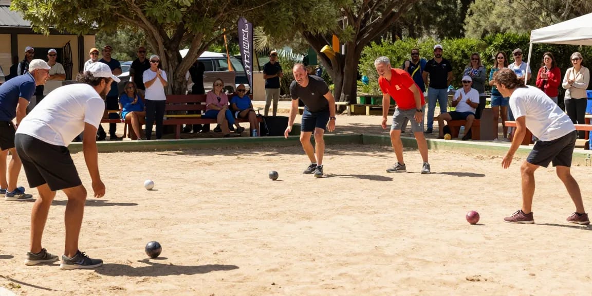 Pemandangan olahraga petanque di fopikotagorontal.org, pemain berkompetisi di lapangan berpasir yang cerah.