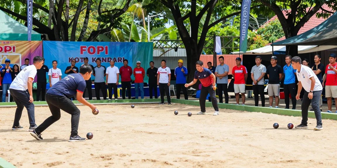 Aktivitas olahraga petanque oleh FOPI Kota Kendari di lapangan, menunjukkan semangat persaingan dan kebersamaan.