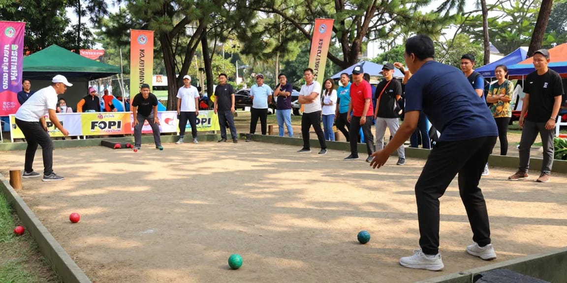 FOPI Kota Manado mengadakan turnamen petanque di taman dengan pemain beragam dan pengunjung bersorak.