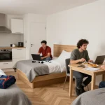 Entspannte Monteurzimmer Hannover mit gemütlichen Betten und Essbereich für Arbeiter.