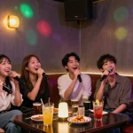 인천쓰리노에서 친구들과 즐거운 시간을 보내는 모습, 화려한 조명 속 노래방에서의 우정과 즐거움.