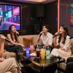 강남가라오케에서 친구들과 함께 노래를 즐기는 고급스러운 공간의 모습