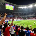 مشجعون يرفعون الأعلام ويحتفلون في مباراة كورة لايف
