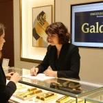 Expert consultant expliquant le cours de l'or dans un magasin de bijoux à Bruxelles